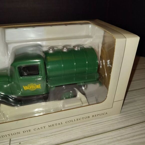 SpecCast Diecast Collectibles Metal 1932 Ford Valvoline Collector Replica Truck - Picture 5 of 10